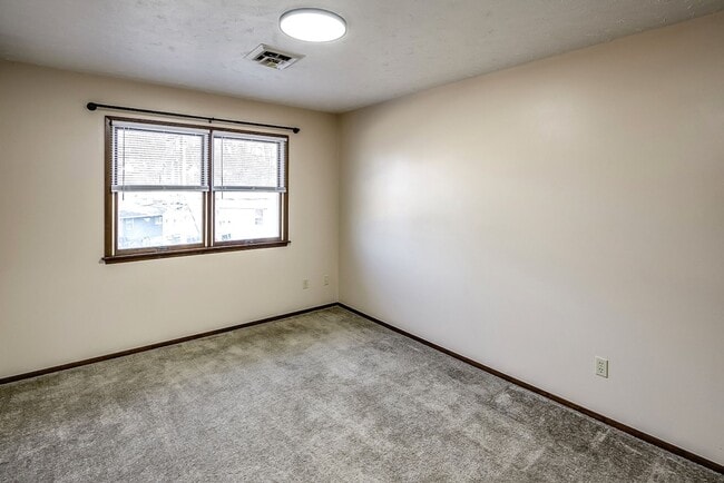 Building Photo - Spacious 2-Bed and 1-Bath Apartment!