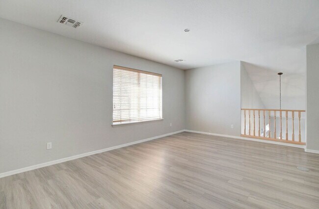 Building Photo - 2026 E County Down Dr