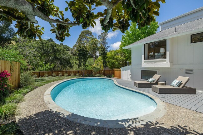 Building Photo - 3 Corte Las Casas
