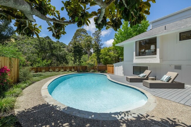 Building Photo - 4BR/2.5BA Stunning Spacious Tiburon Home! Pool! Pet Friendly!  PROGRESSIVE
