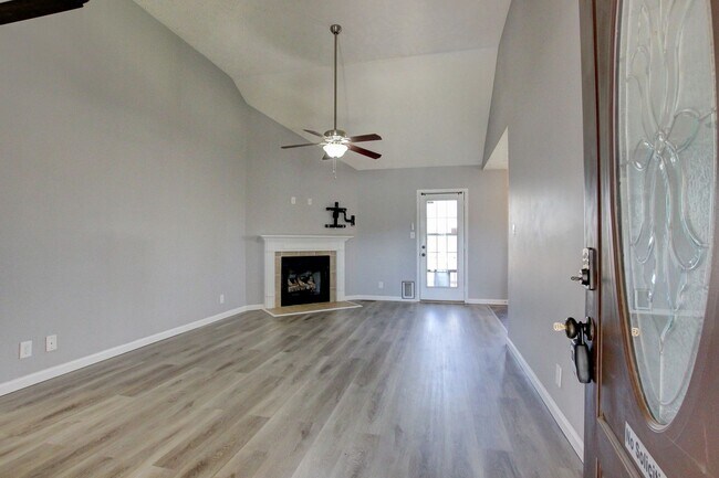 Building Photo - Sweet 3 bed 2 bath.  Cat friendly.