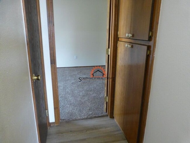 Building Photo - Spacious 2 bedrooms 1 bathroom Apartment.