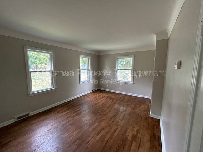 Building Photo - 1410 Oak St