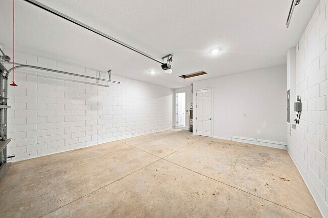 Building Photo - 5342 SW 71st Ave