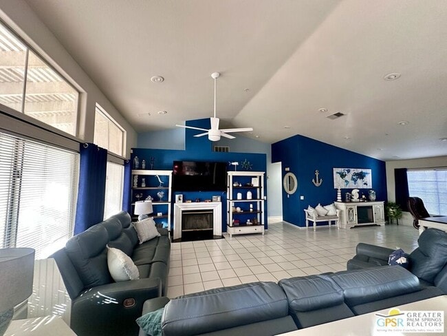 Building Photo - 9939 Vía Real