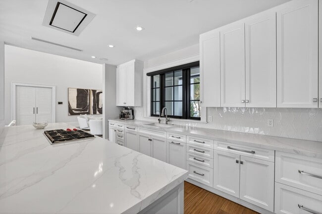 Building Photo - 400 Mola Ave