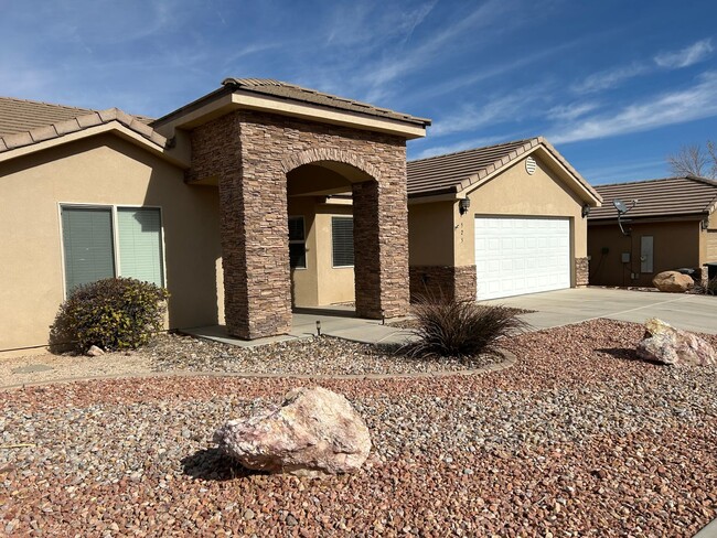 Building Photo - Turtleback Canyon Home