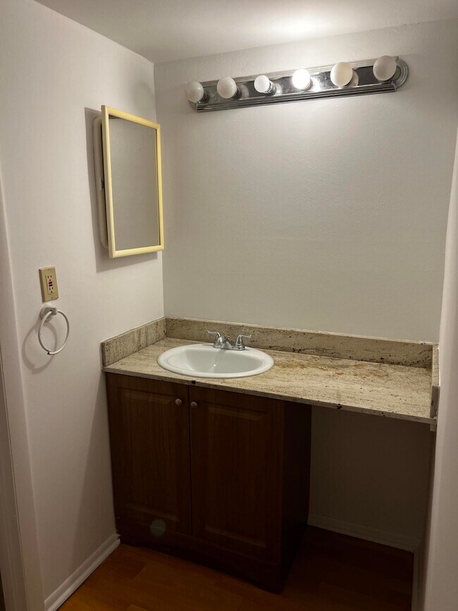 Building Photo - 3101 N Country Club Dr