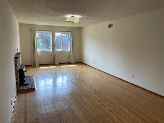 Building Photo - 1301 Brookview Dr