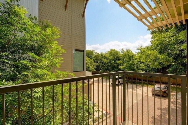 Building Photo - 304 W Alpine Rd