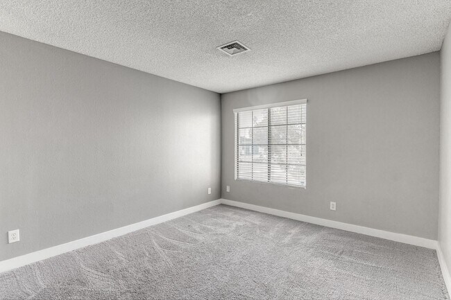 Building Photo - Stylish Upstairs Condo with Dual Primary S...
