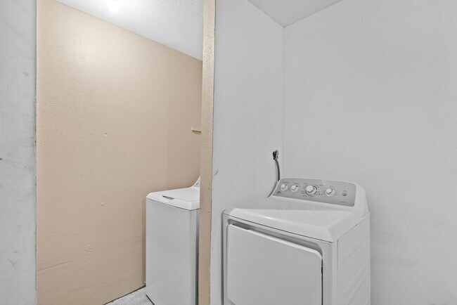 Building Photo - 6701 Sands Point Dr