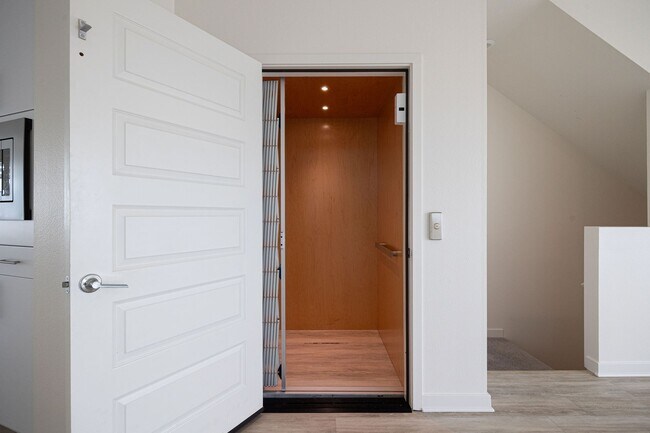 Building Photo - Beautifully Updated 3-Bedroom Detached hom...