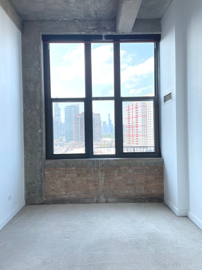 Building Photo - 320 E 21st St