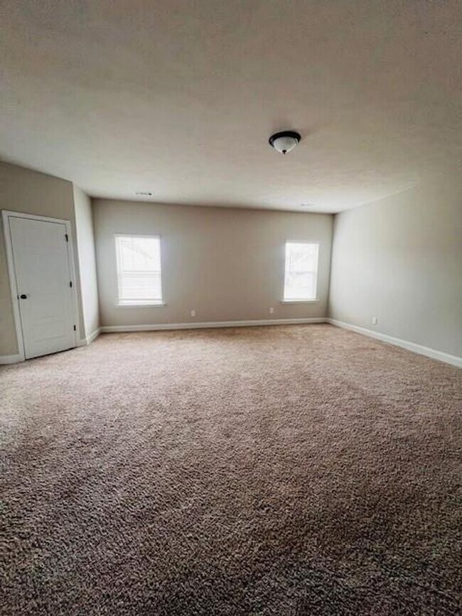 Building Photo - WOW!!  5-bedroom 3 bath