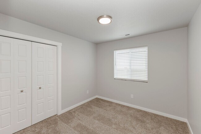 Building Photo - Adorable and affordable attached townhome for rent in Nampa! A must see!