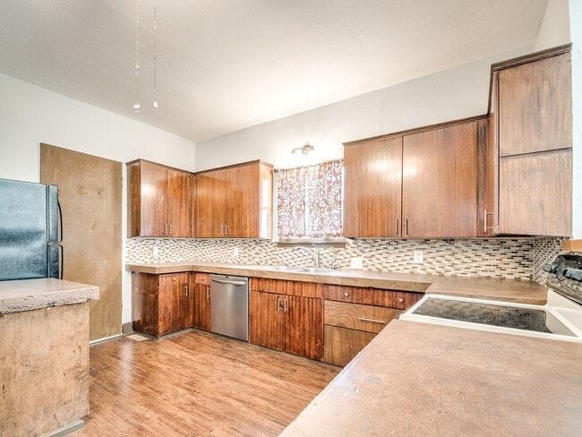 Building Photo - 2 bed 2 bath historic remodeled home with an awesome 1bed 1 bath detached apartment! Mesta Park b...