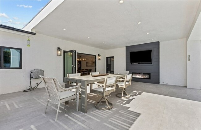 Building Photo - 240 W Gainsborough Rd