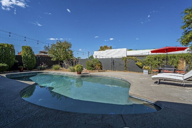 Building Photo - 10610 N 35th St