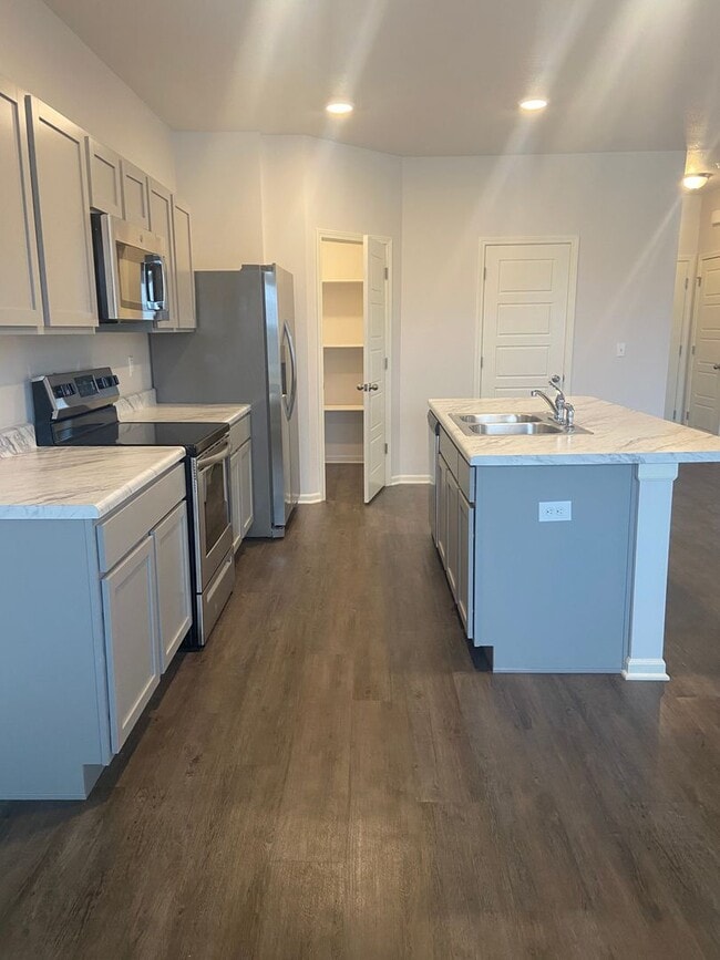 Building Photo - PRE-LEASING NOW — Modern 3-Bedroom | 2.5-Bath Living in Spring Hill