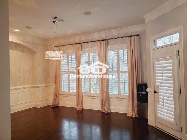 Building Photo - 922 Canterbury Ln NE