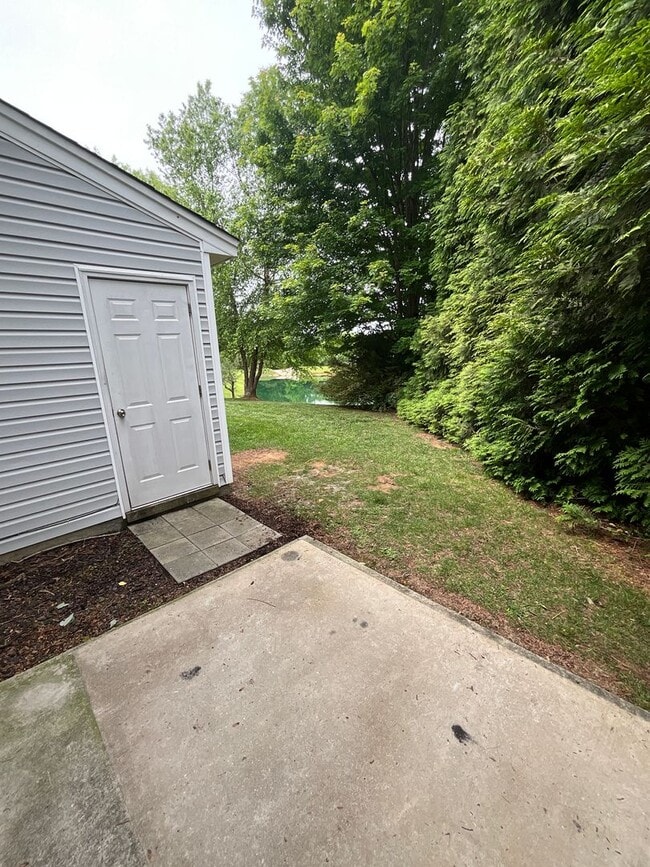 Building Photo - Charming 3 bedroom/2.5 bathroom End Unit i...