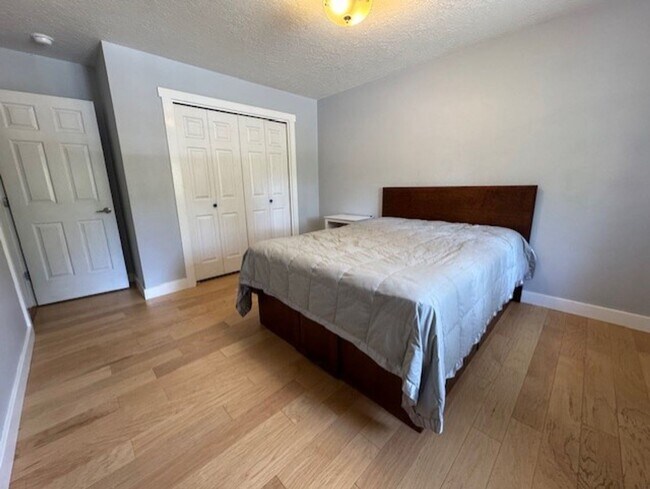 Building Photo - West Side Location