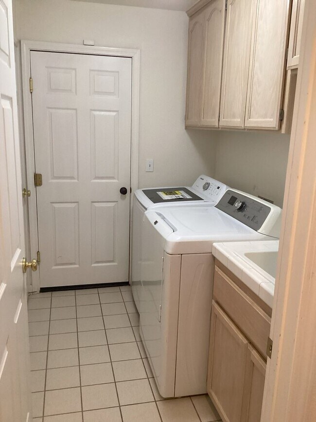 Building Photo - Large north Chico home available now