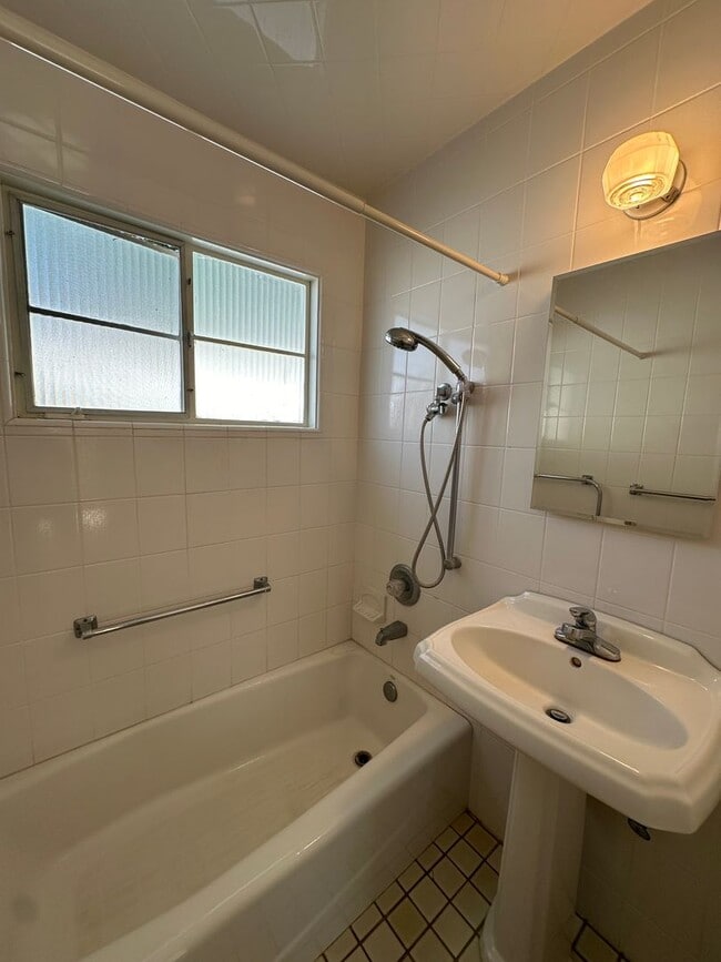 Building Photo - Pedregosa Apartments - 22/24