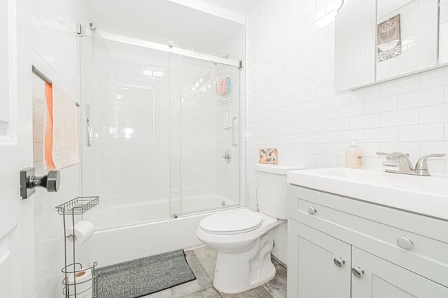 Building Photo - 479 Putnam Ave