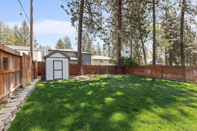 Building Photo - Garden Springs Duplex