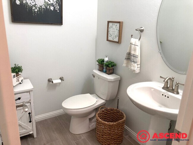 Building Photo - Elegant 3BD/2.5BA Home with Office Space in the Prestigious Highgate HOA Community!