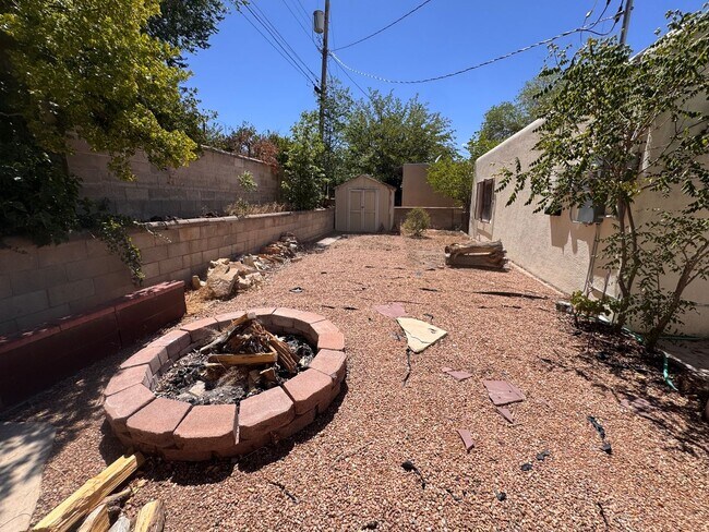 Building Photo - Beautiful home near UNM/CNM. 3 Bedroom 2 bath