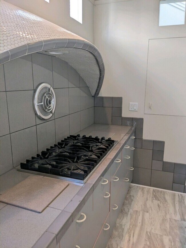 Building Photo - Spacious 4+ Bedroom House in Jordan Park with 2-Car Parking