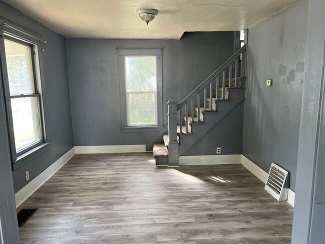 Building Photo - SPACIOUS 3 BEDROOM HOME READY TO WELCOME YOU