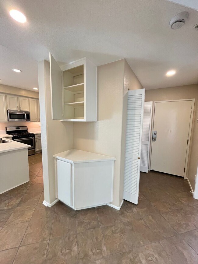 Building Photo - PICTURE PERFECT!  3 BR/3 BA END UNIT CONDO with DIRECT ACCESS 2 CAR GARAGE