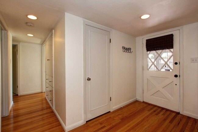 Building Photo - Adorable College Green 3 BDRM 2 BATH available early-mid January!