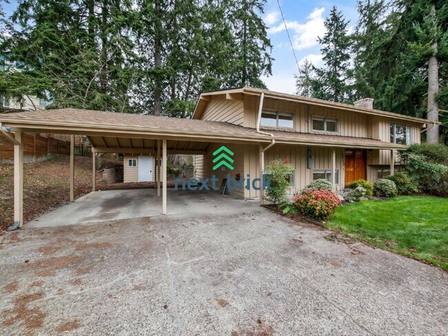 Building Photo - 6 Bed and 3 Bath Single Family Home Available Now!