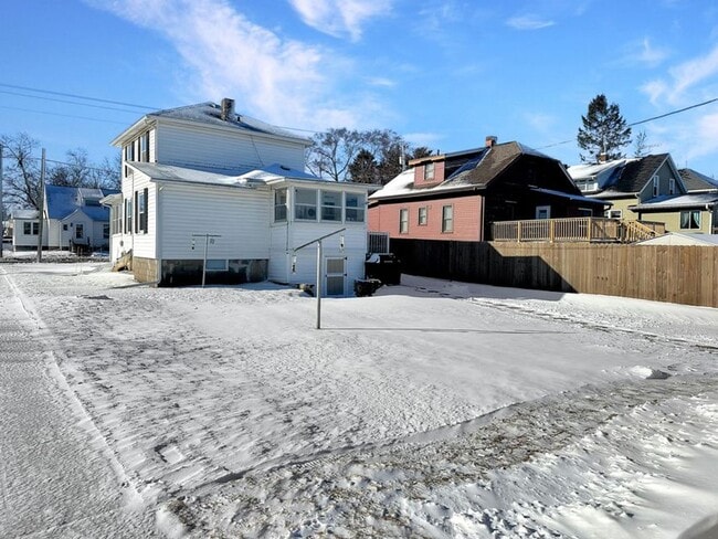 Building Photo - 3BED 2 BATH 2 CAR GARAGE HOME $1500/M TOMAH