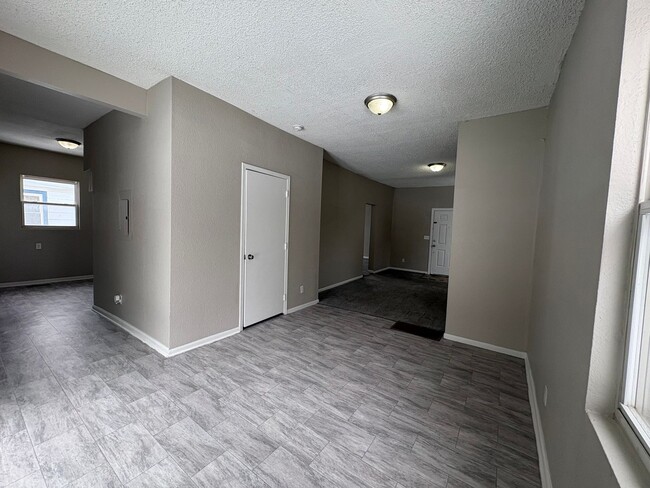 Building Photo - Move-in Ready and Full Of Charm! 4 Bedroom 2 Bath, Plus a Bonus Room.