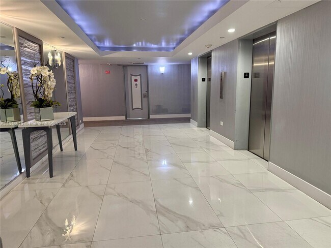 Building Photo - 5055 Collins Ave