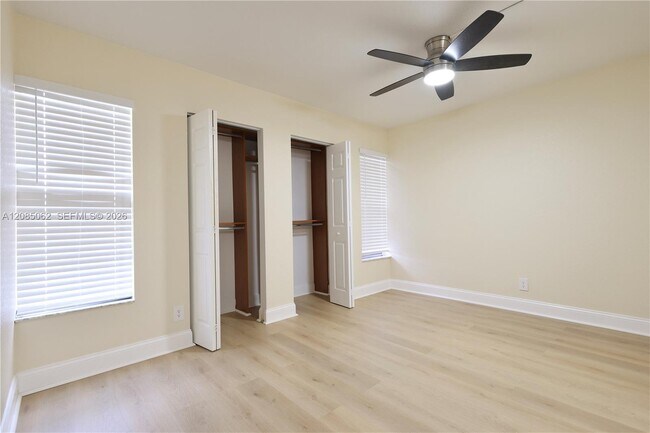 Building Photo - 909 Twin Lakes Dr