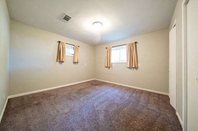 Building Photo - 3800 Fernbrook Ln N