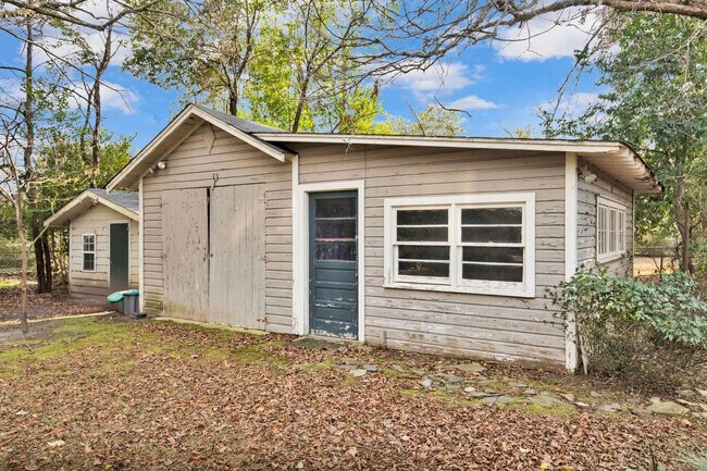 Building Photo - 1713 Fort Bragg Rd