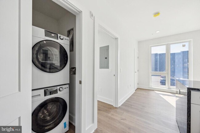 Building Photo - 1350 N Front St