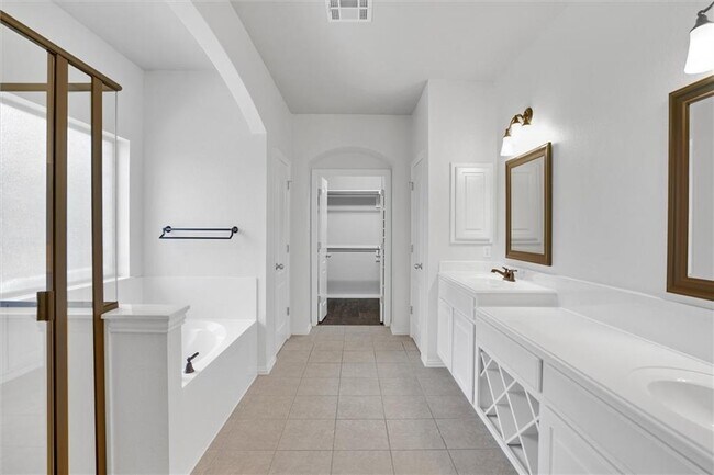 Building Photo - 2001 Singing Hls