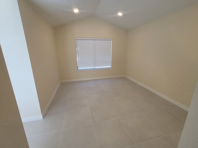 Building Photo - 462 Avenida Adobe