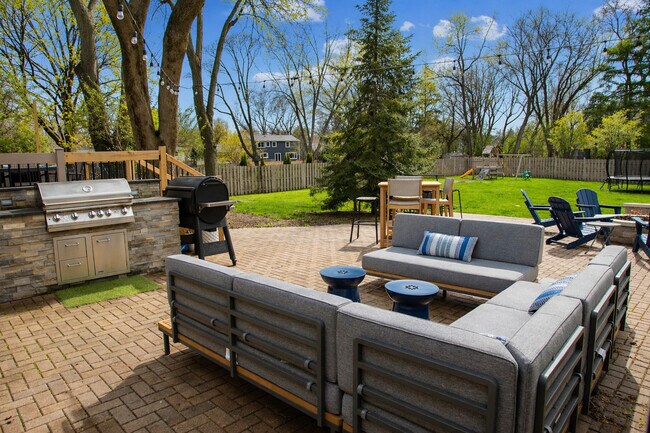 Building Photo - 2S316 Arrowhead Dr