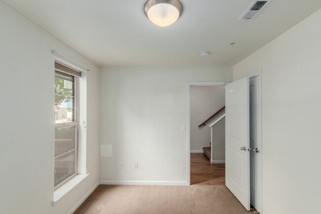 Building Photo - 418 S Reed Ct