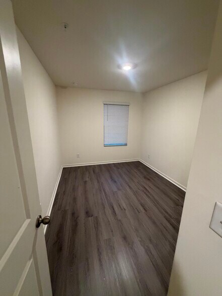 Secondary bedroom 1 - 595 Magnolia Cir